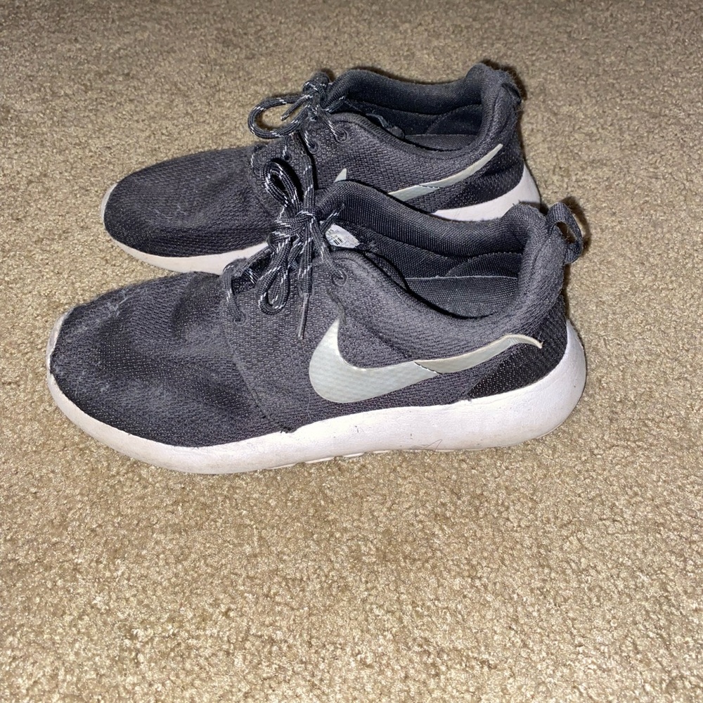 Black Nike Roshes
